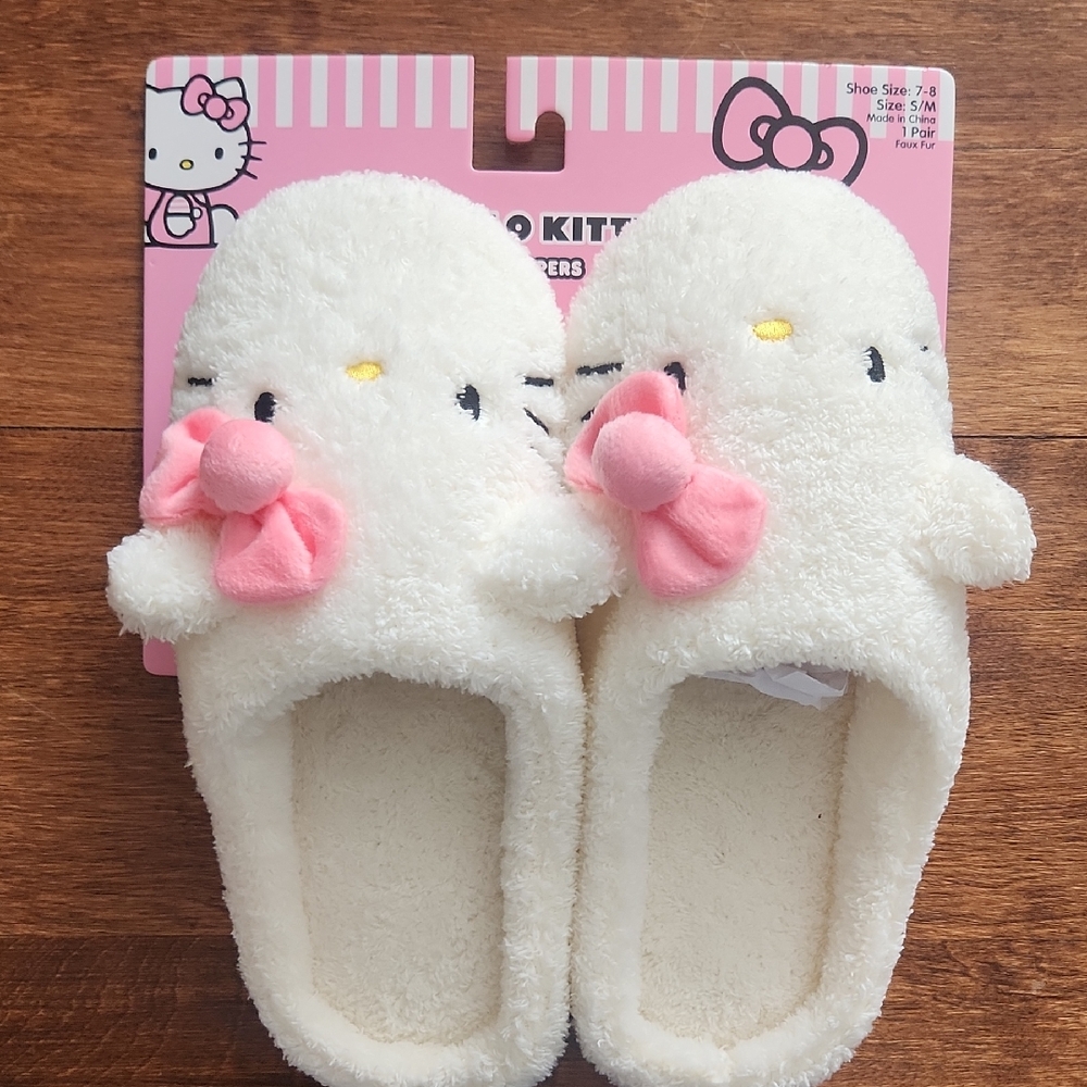 NWT Hello Kitty Plush Slippers Size Womens 7-8